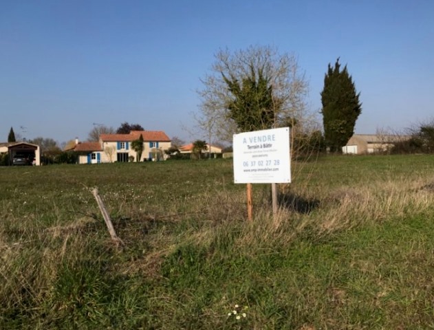 Superbe terrain à bâtir à 30 mn de La Rochelle et Niort - Superbe terrain à bâtir à 30 mn de La Rochelle et Niort -